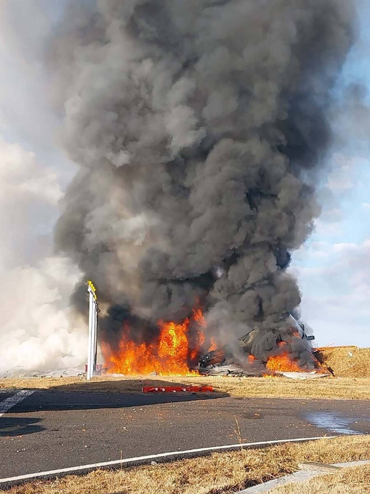 Ao tentar pousar, a aeronave saiu da pista, bateu em uma mureta e pegou fogo no solo.  