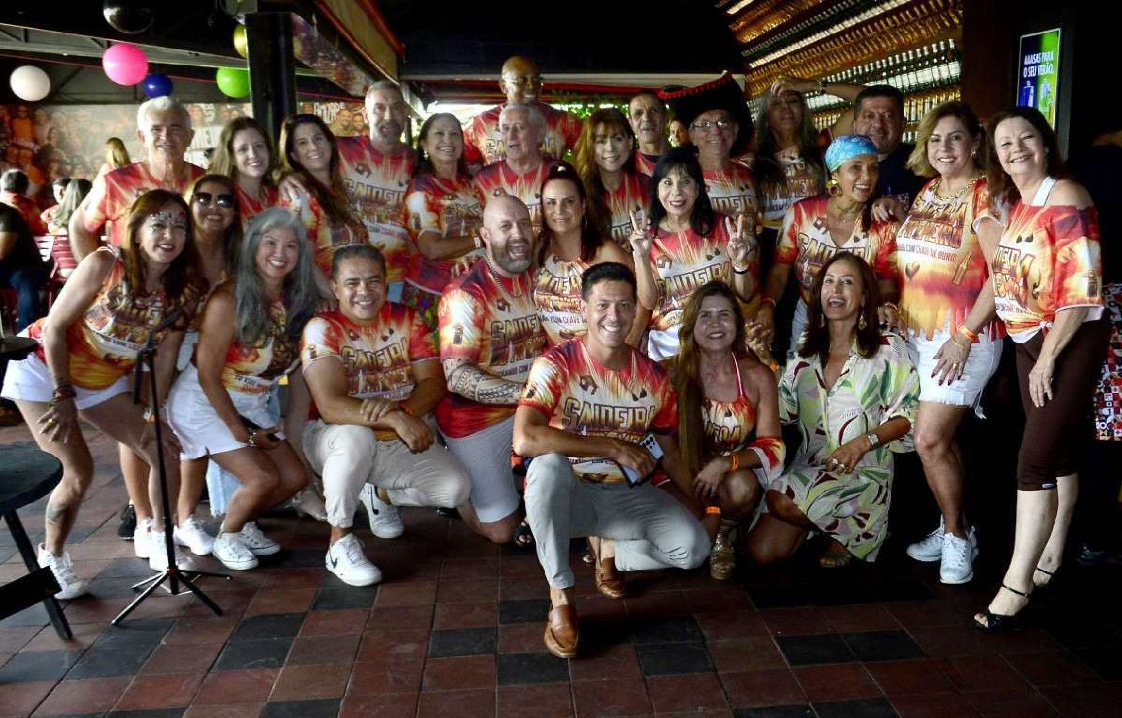 Frequentadores de um bar organizaram a festa de despedida da casa no último domingo do ano