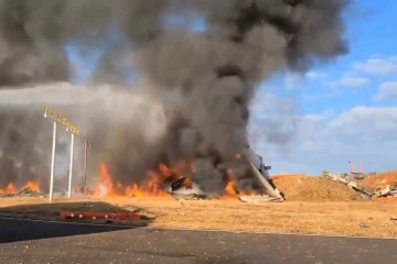  The burning wreckage of a Jeju Air Boeing 737-800 series aircraft is seen after it crashed and burst into flames at Muan International Airport in South Jeolla Province, some 288 kilometres southwest of Seoul on December 29, 2024. A Jeju Air plane O avião com 175 passageiros e seis tripulantes pegou fogo no aeroporto na cidade de Muan, Coreia do Sul, após sair da pista e colidir com uma cerca. Até o momento, 47 mortes foram confirmadas, todas as vítimas estavam na parte de trás da aeronave. (Photo by YONHAP / AFP) / - South Korea OUT / NO ARCHIVES -  RESTRICTED TO SUBSCRIPTION USE
       -  (crédito: YONHAP / AFP)