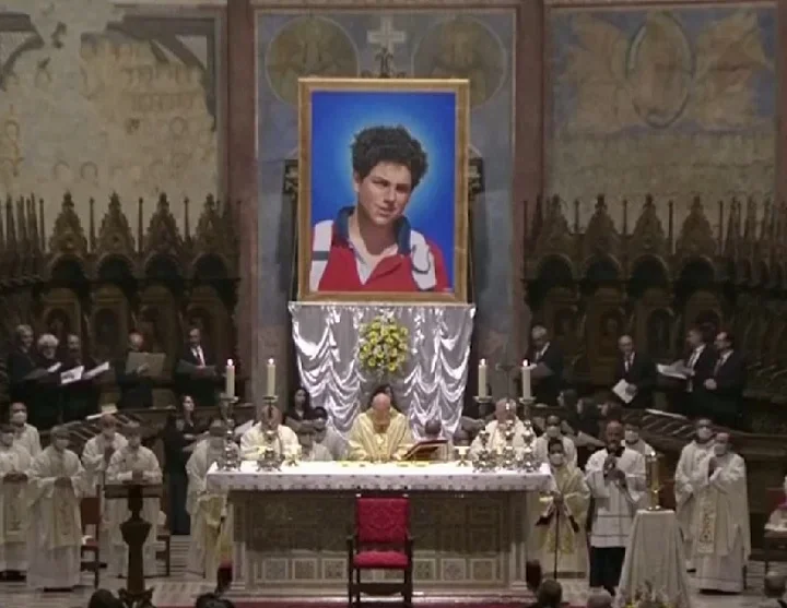 Canonização de Carlo estava prevista para ocorrer no próximo domingo (27/4) — primeiro depois da Páscoa — durante o Jubileu dos Adolescentes -  (crédito: reprodução globonews)