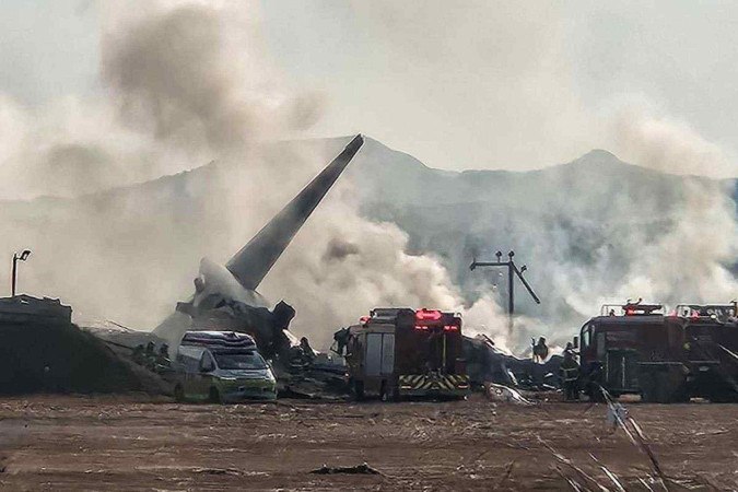 O avião com 175 passageiros e seis tripulantes pegou fogo no aeroporto na cidade de Muan, Coreia do Sul, após sair da pista e colidir com uma cerca. Até o momento, 47 mortes foram confirmadas, todas as vítimas estavam na parte de trás da aeronave. (Photo by YONHAP / AFP) / - South Korea OUT / NO ARCHIVES -  RESTRICTED TO SUBSCRIPTION USE
       -  (crédito: YONHAP / AFP)