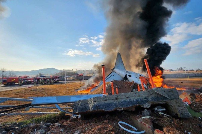 Um Boeing 737-8AS da companhia aérea Jeju Air que vinha da Tailândia bateu em um muro ao pousar de forma emergencial em um aeroporto na cidade sul-coreana de Muan, no último dia 28 de dezembro - (crédito: AFP) Um Boeing 737-8AS da companhia aérea Jeju Air que vinha da Tailândia bateu em um muro ao pousar de forma emergencial em um aeroporto na cidade sul-coreana de Muan, no último dia 28 de dezembro - (crédito: AFP)