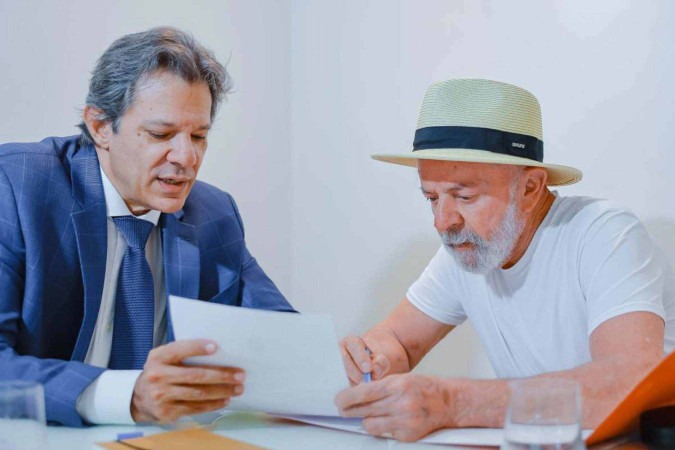 Haddad (esq.) e Lula (dir.) discutindo detalhes do pacote de corte de gastos em 16 de dezembro de 2024 -  (crédito: Ricardo Stuckert/PR)