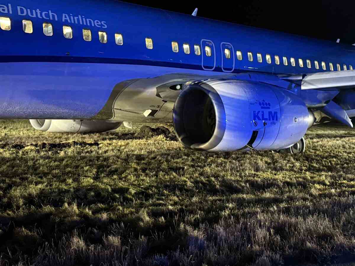 Avião da Boeing faz pouso forçado e para na grama, na Noruega -  (crédito: Reprodução/X)