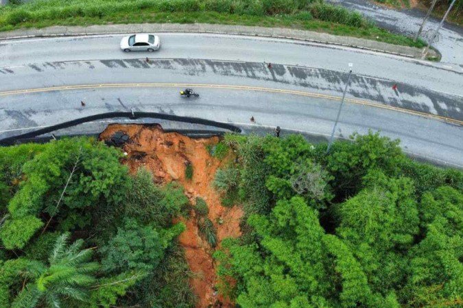 Vista aérea da Cratera na MGC-262, em Sabará -  (crédito: Leandro Couri/EM/D.A Press)