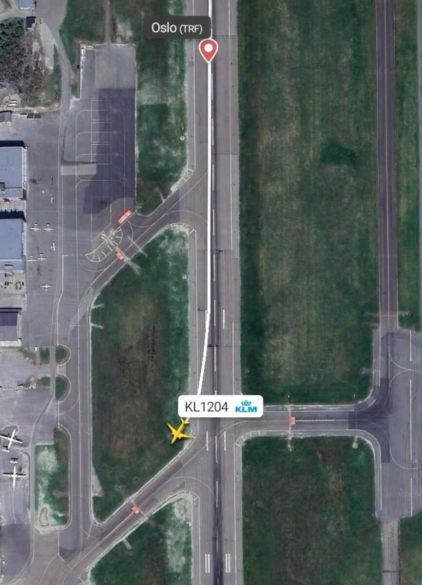 Avião da Boeing sai da pista e cai na grama após pouso emergencial, na Noruega