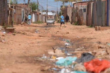 Na Santa Luzia, a fome, a violência, a falta de infraestrutura e o descaso ameaçam diariamente a vida de crianças, deixam apáticos adultos que aprenderam a tirar o sustento do antigo 'lixão' -  (crédito: Ed Alves/CB)