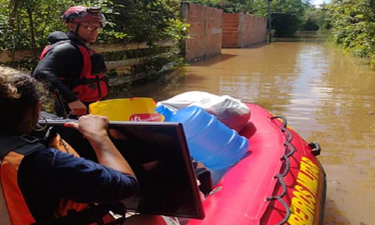 De bote, bombeiros resgataram as 12 pessoas de uma só família -  (crédito: CBMMG)