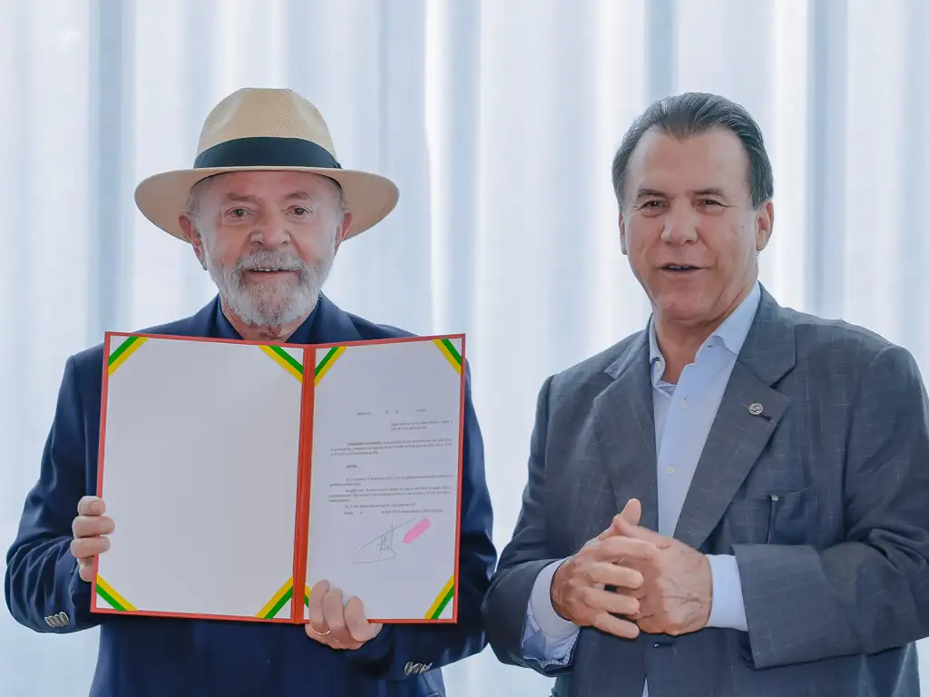 Lula assina decreto e eleva salário mínimo para R$ 1.518 em 2025