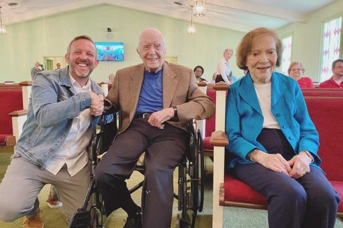 Andrew Greer com Carter, em 2021, em uma igreja de Plains 