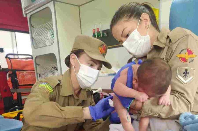 Bebê recém-nascida é abandonada em terreno, em Goiânia