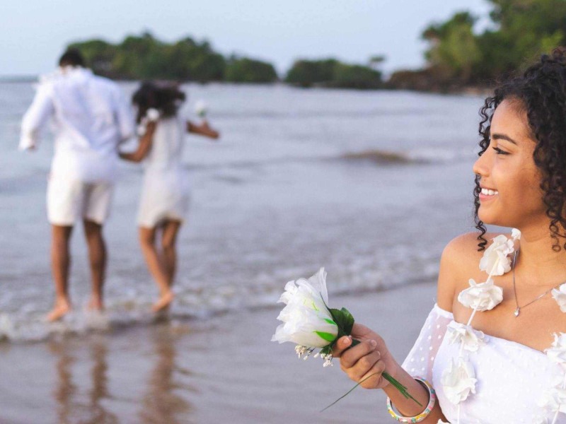 Nas festas de Iemanjá, devotos vestem branco e levam flores como oferenda -  (crédito: Getty Images)