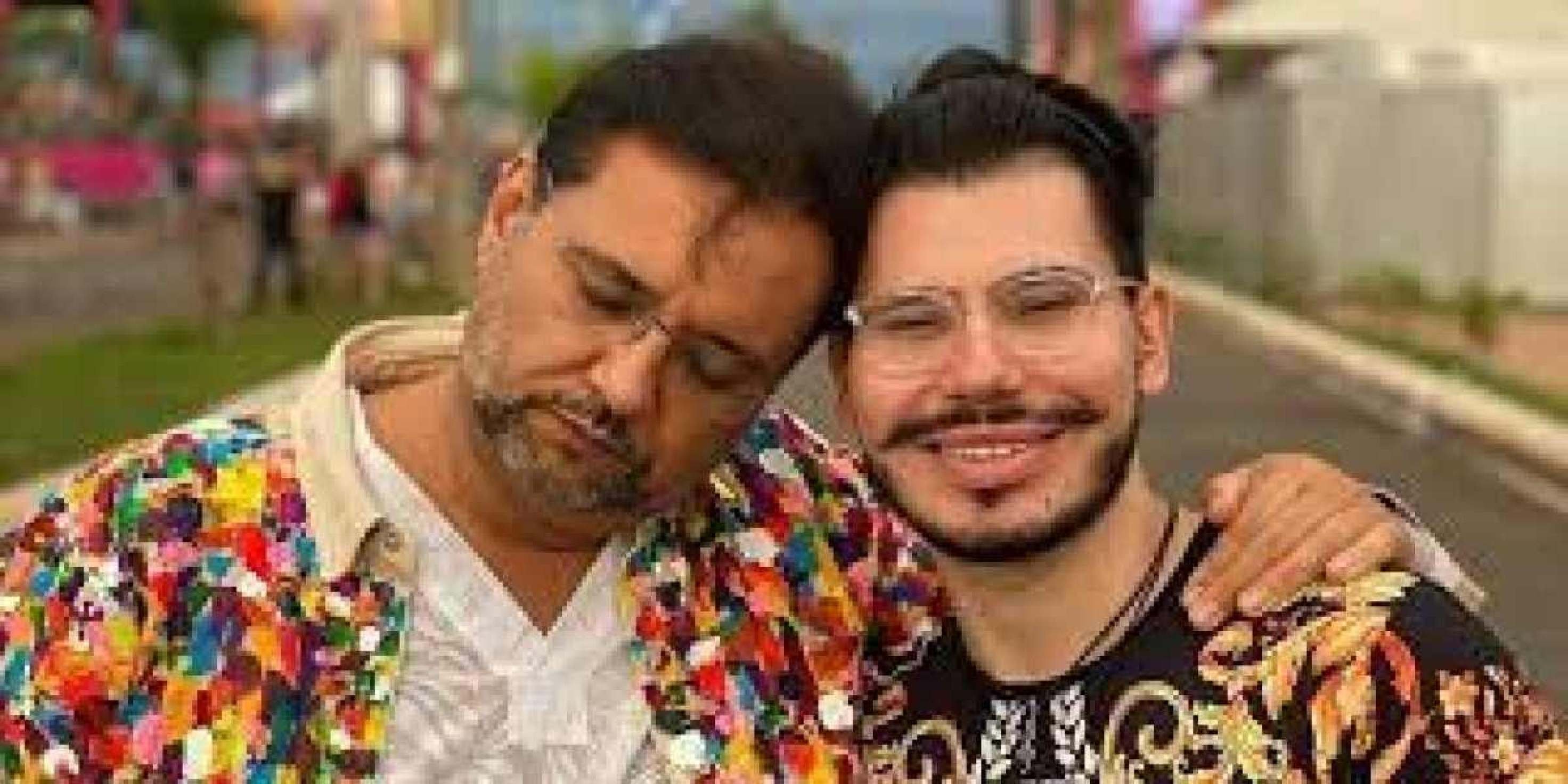 John Sakra emociona a internet ao fazer show em praça pública apenas tendo o pai, Geraldo Luís, na plateia