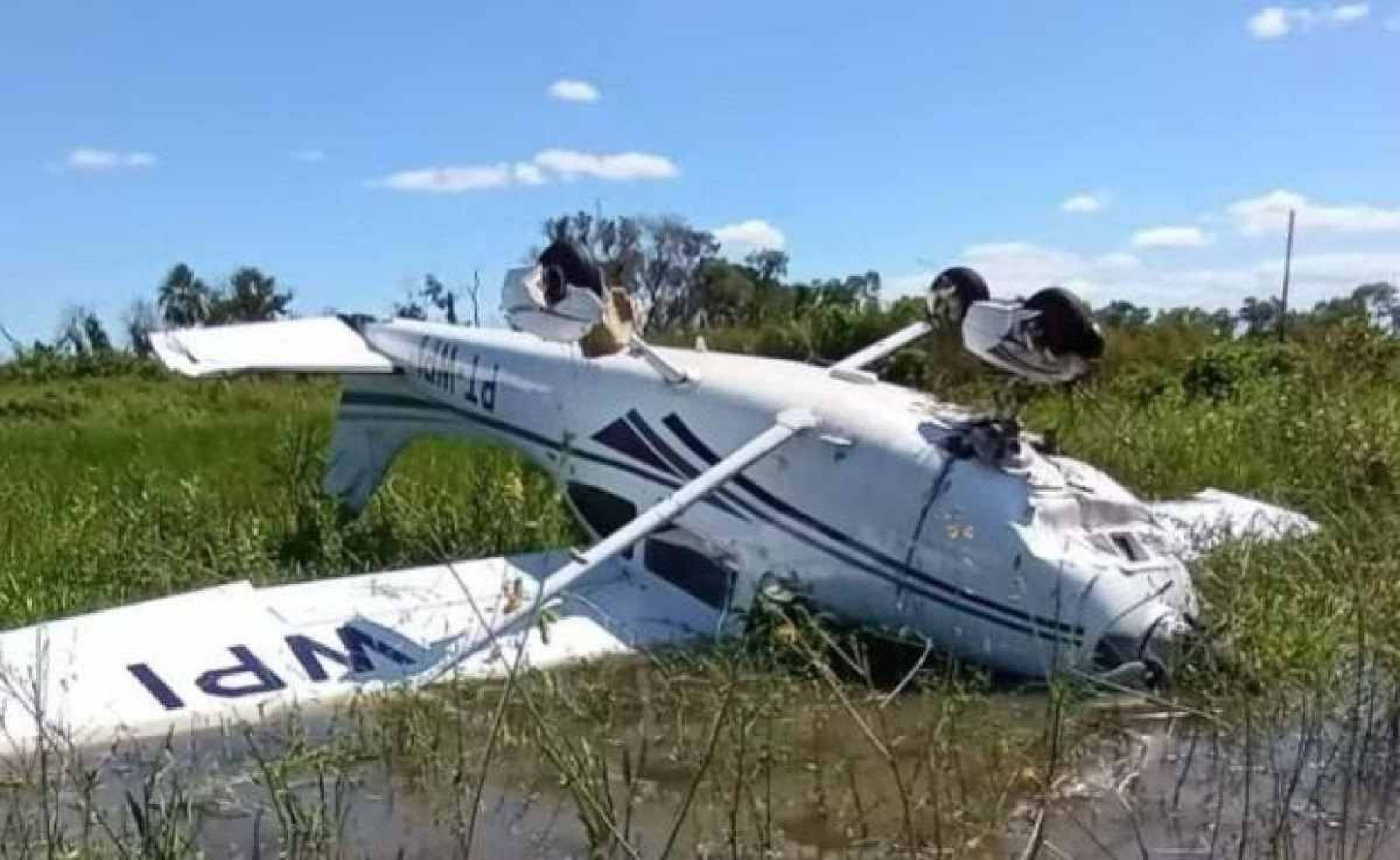 Três pessoas são resgatadas após queda de avião no Pantanal; veja vídeo