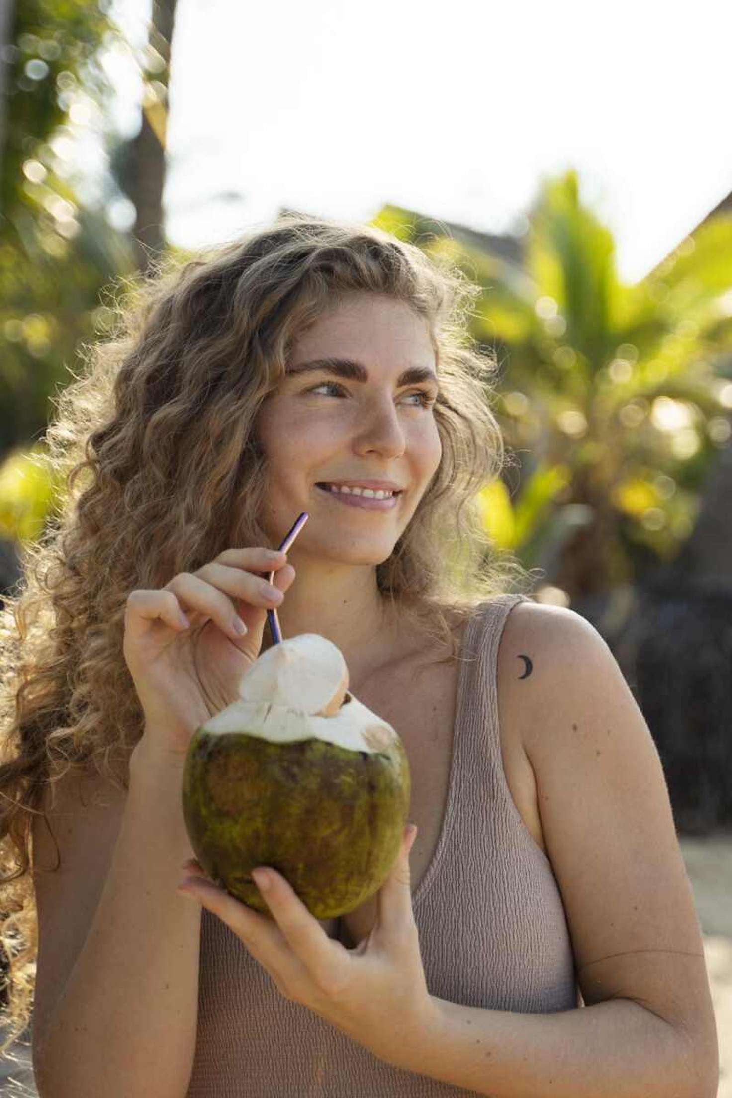 A água de coco é rica em potássio, magnésio, cálcio, vitamina C e sódio