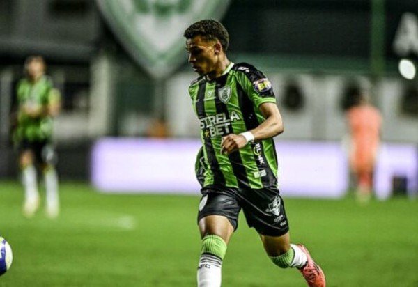 Rodriguinho  Rodriguinho confirmou aposentadoria em janeiro de 2024 após passagem apagada pelo Cuiabá, onde estava desde abril de 2023 sem jogar. Ídolo do Corinthians, o meia, de 35 anos, é bicampeão brasileiro com o clube nas edições de 2015 e 2017. Foto: Mourão Panda / America