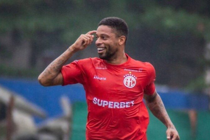 André Balada - O atacante que teve grande destaque no Santos e defendia o América-RJ, anunciou o fim da carreira após o Cariocão da Segunda Divisão (o Mecão não subiu), aos 34 anos. Mas segue no futeol, agora como  administrador da base da Cabofriense. Foto: Wandré Silva/AFC