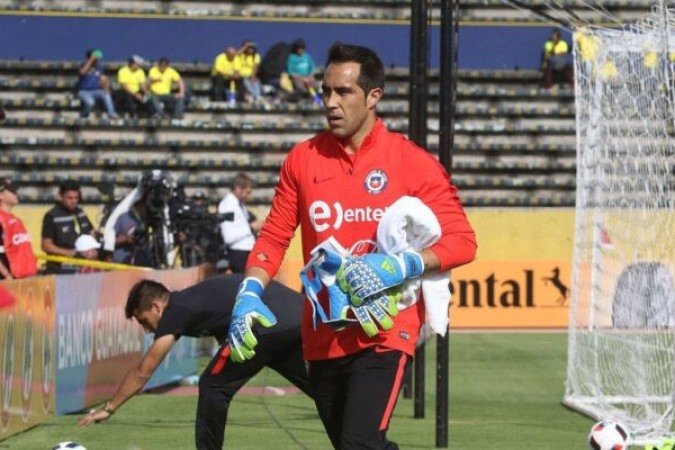 Claudio Bravo - O goleiro foi revelado pelo Colo-Colo e foi um dos pilares da seleção do Chile durante a principal geração do país, conquistando o bicampeonato da Copa América (2015 e 2016). Atuou por Real Sociedad, Barcelona, Manchester City e Betis, seu último clube na carreira. Ganhou a Champions League com os catalães. Foto: Agência Andes/Wikimedia Commons
