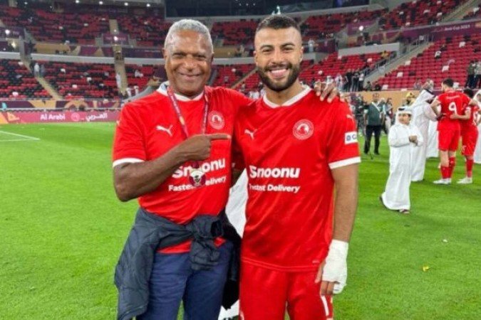 Thiago Alcântara - Outro que se aposentou cedo no futebol, com apenas 33 anos foi Thiago Alcântara. Neste caso, ele foi acometido por muitas lesões nos últimos anos de carreira. O brasileiro naturalizado espanhol f e filho de tetracampeão Mazinho (ambos na foto) foi revelado no Barcelona, passou pelo Bayern de Munique e encerrou a carreira no Liverpool. Foi bicampeão da Champions League, hepta da Bundesliga e tetra do Espanhol - Foto: Instagram Mazinho