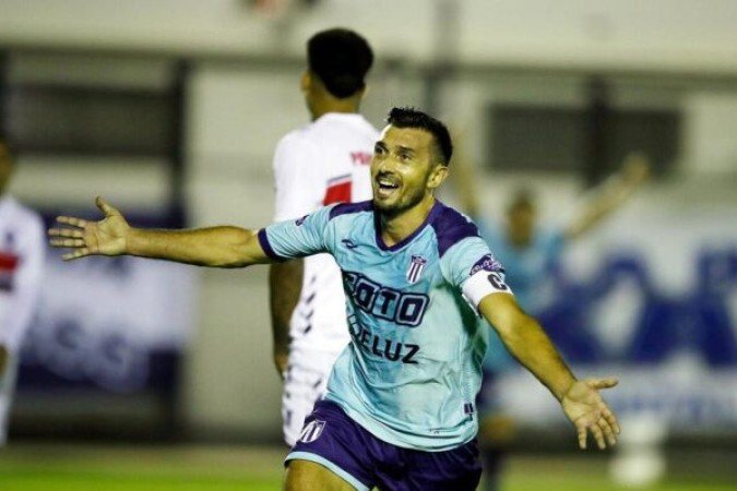 Dátolo - O meia argentino  foi mais um a se aposentar em 2024. No Brasil, teve destaque no Atlético-MG, campeão da Copa do Brasil em 2014. Hermano também faturou o título da Libertadores pelo Boca Juniors, em 2007, e da Liga da Argentina. Também conquistou três Recopas. Foto: Reprodução/Instagram