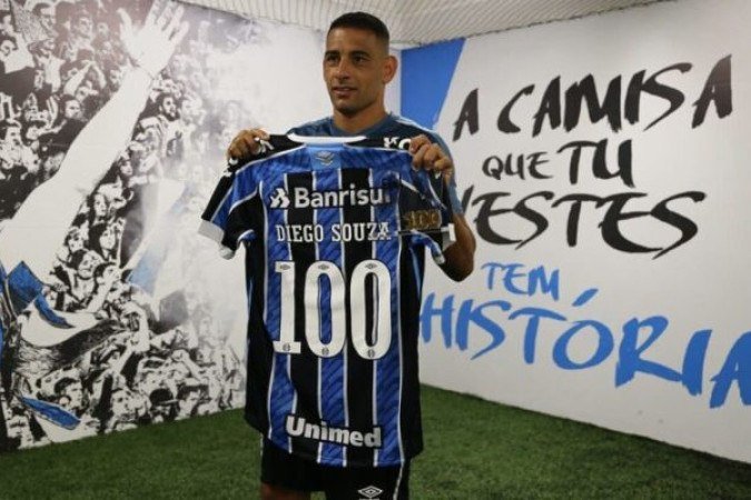 Diego Souza  Diego Souza foi um verdadeiro andarilho do futebol, com passagens por diversas equipes, como Flamengo, Grêmio, Palmeiras, Atlético-MG, Vasco, Cruzeiro, São Paulo, Botafogo e Sport. Pendurou as chuteiras pelo clube pernambucano aos 38 anos. Jogou ainda no Benfica, na Ucrânia e na Arábia Saudita, além de ter sido convocado em algumas oportunidades para a Seleção Brasileira. Foto: Divulgação/Grêmio