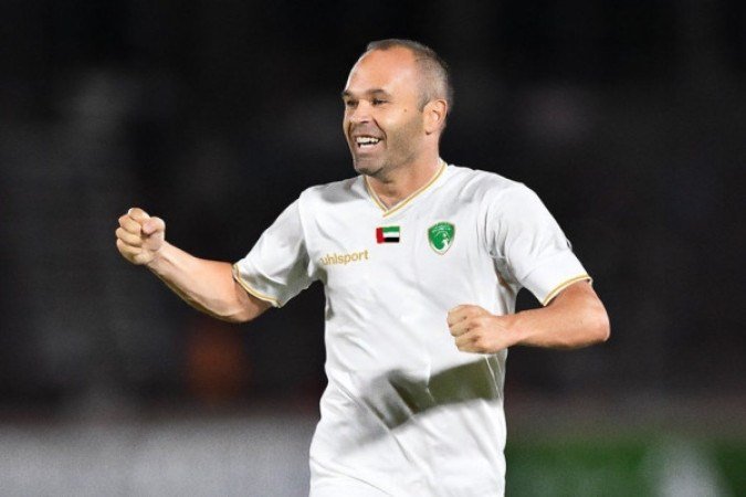 No Barça. Ganhou quatro Champions e nove Campeonatos Espanhóis, em um currículo com 32 taças. É o segundo maior vencedor da história do clube catalão, atrás apenas de Messi. Conquistou duas Eurocopas (2008 e 2012) com a Espanha e fez o gol do título da Copa do Mundo de 2010 sobre a Holanda. Após deixar o clube da Catalunha, assinou com o Vissel Kobe, do Japão, e encerrou a carreira em outubro após uma temporada no Emirates, dos Emirados Árabes Unidos. Foto: Divulgação / Emirates FC