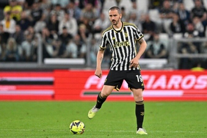 Bonucci - Ídolo da Juventus e da seleção da Itália, Leonardo Bonucci confirmou aposentadoria do futebol aos 37 anos. Foi campeão italiano nove vezes e titular da conquista da Eurocopa 2021. Além da Velha Senhora, onde teve mais destaque, jogou na Inter de Milão, Treviso, Pisa, Genoa, Bari, Milan e Union Berlin. O defensor encerrou a carreira atuando no Fenerbahçe, da Turquia, no fim da última temporada. Foto: Divulgação / Juventus