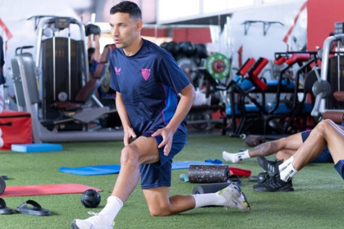 JesÃºs Navas - JesÃºs Navas deixou o futebol no domingo (22), na derrota do Sevilla por 4 a 2 para o Real Madrid, no Santiago BernabÃ©u. Foi ovacionado pela torcida merengue pelos seus serviÃ§os prestados ao esporte. Foto: DivulgaÃ§Ã£o/Sevilla