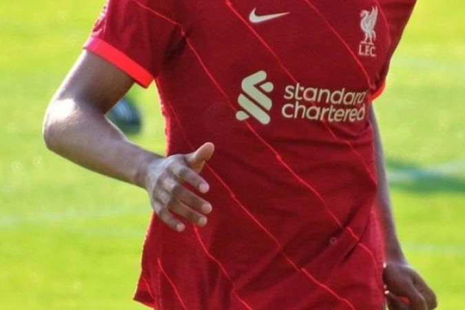 Matip - Joel Matip foi revelado pelo Schalke 04, da Alemanha, mas ganhou destaque no Liverpool, onde atuou de 2016 até encerrar a carreira, em outubro de 2024. Foram seis títulos na Inglaterra, sendo a Champions League e a Premier League como os principais. Foto: Werner100359/Wikimedia Commons