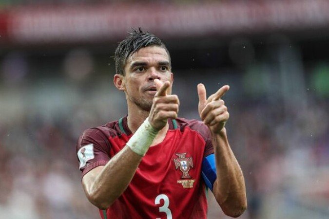 Pepe - Aos 41 anos, o luso-brasileiro Pepe deixou os gramados oficialmente. Ele saiu novo do Brasil e fez uma carreira sólida na Europa. Em Portugal, virou ídolo do Porto e da seleção, sendo titular e um dos pilares da conquista da Eurocopa de 2016, além de ter faturado também a Liga das Nações em 2018/19. Foto:  Dmitri Sadovnikov/Wikimedia Commons