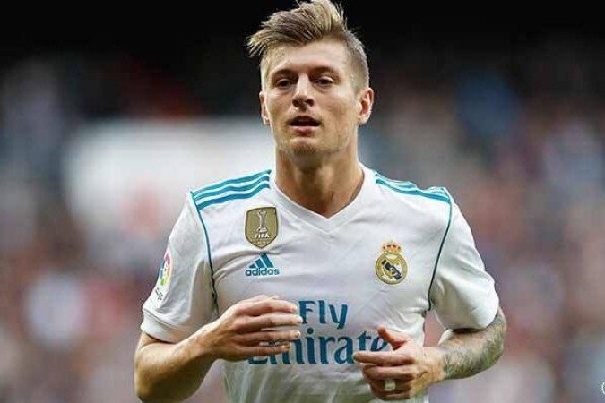 Toni Kroos - O astro alemão pendurou as chuteiras com somente 34 anos e em grande fase. Sua última partida por clubes foi a conquista da 15ª Champions League pelo Real Madrid. Em seguida, disputou a Eurocopa pela Alemanha e caiu nas quartas de final. Deixa o futebol com uma Copa do Mundo e inúmeros outros títulos, como seis 