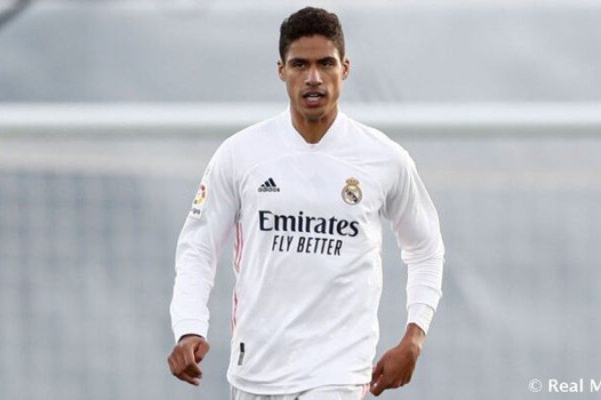 Varane - O francês Raphael Varane pendurou as chuteiras em setembro de 2024. Aos 31 anos, ele atuou somente por quatro clubes na carreira: Lens, Real Madrid, Manchester United e Como (Itália). No entanto, foi pelo clube espanhol que ficou mais tempo e fez mais sucesso. Em dez temporadas, conquistou 18 títulos, sendo quatro Liga dos Campeões e três La Liga. Pela França, foi campeão mundial em 2018. Foto:  Divulgação/Real Madrid
