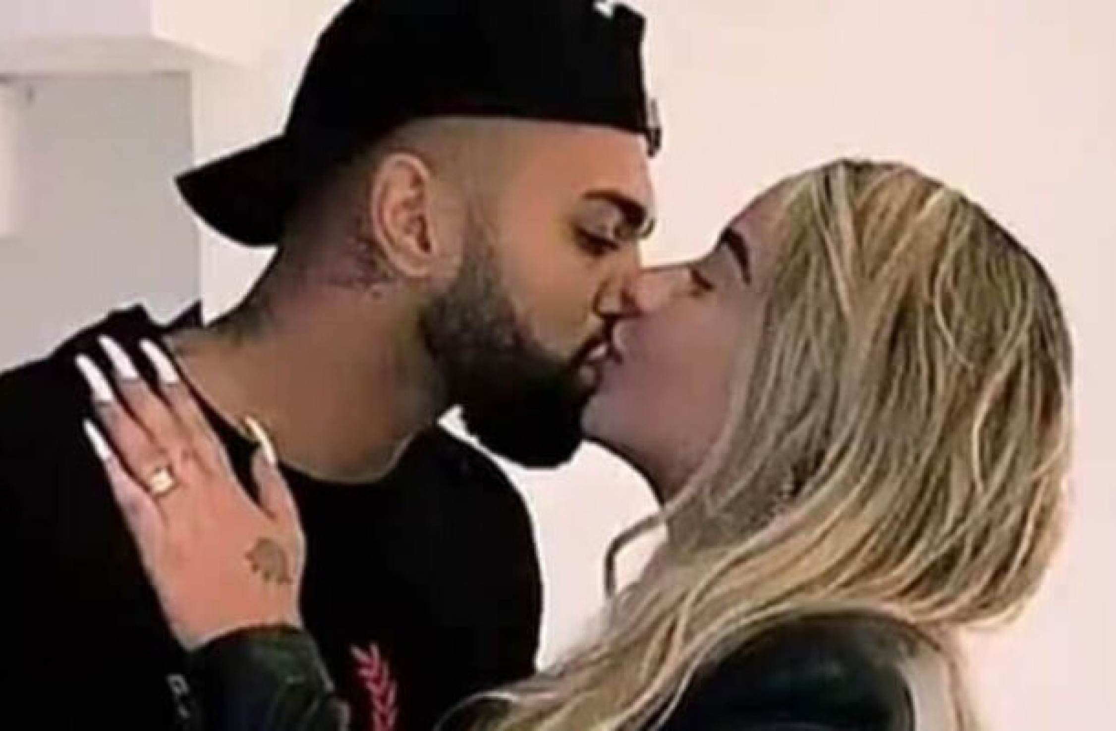 Gabigol e Rafaella Santos estão em casa de frente para o mar; fotos