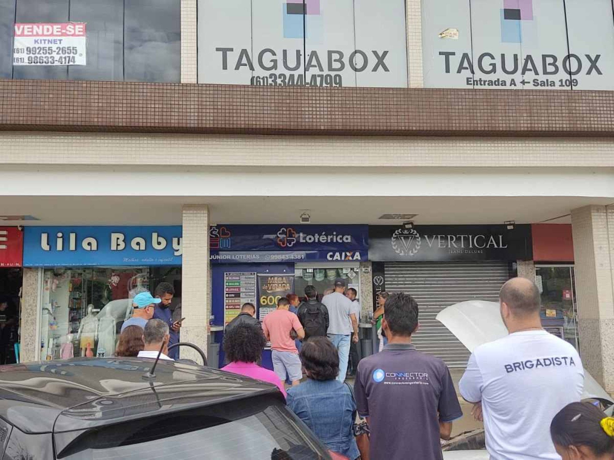 Longas filas e muita movimentação nas últimas horas antes do sorteio da Mega da Virada