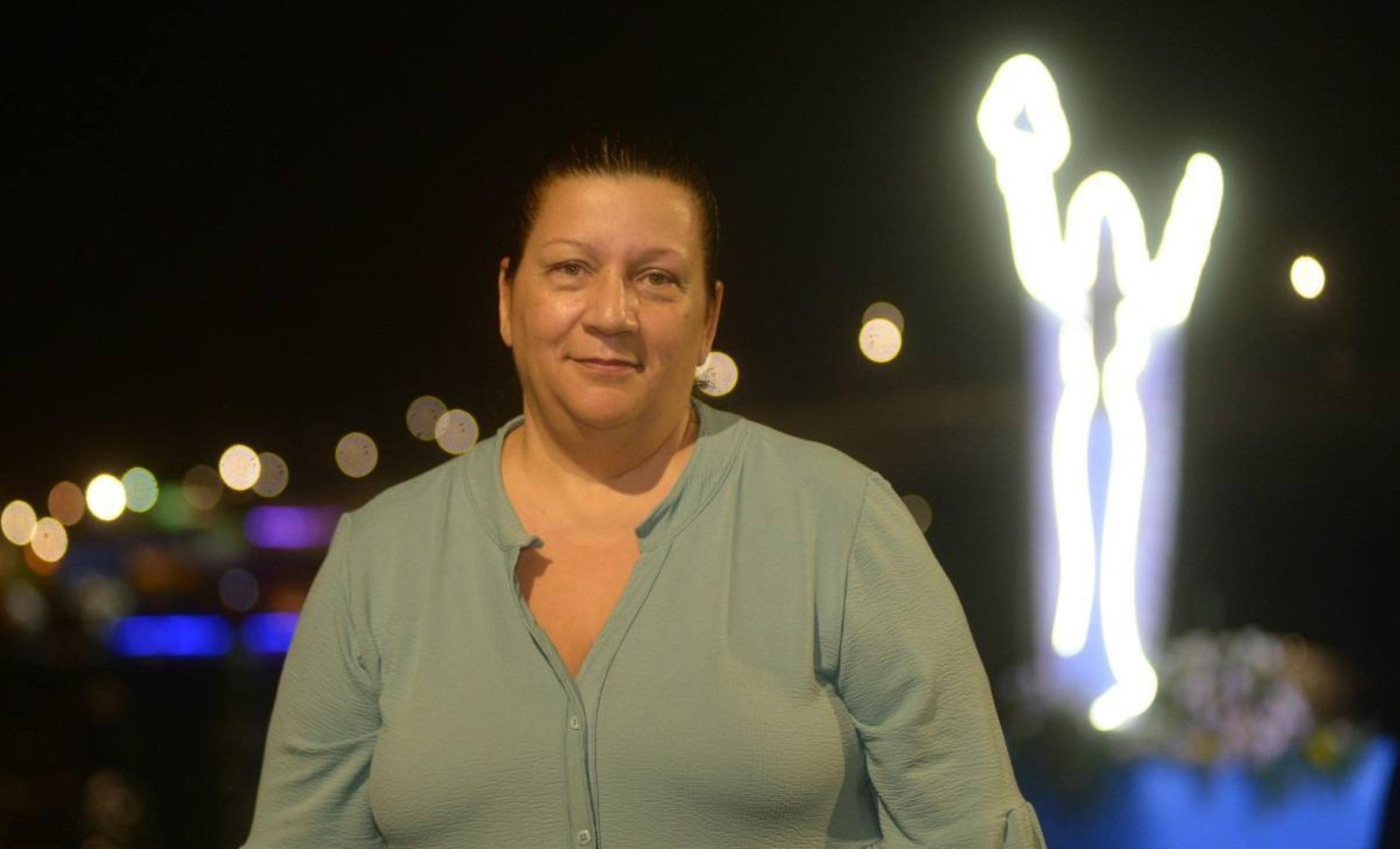 Soraia agradeceu Iemanjá com flores nas margens do Rio Paranoá