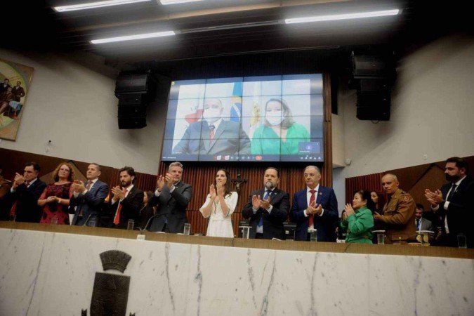 Noman no telão com a esposa: ele não participou presencialmente seguindo recomendação médica de evitar locais com grande aglomeração - (crédito: Alexandre Guzanshe/EM/D.A Press) Noman no telão com a esposa: ele não participou presencialmente seguindo recomendação médica de evitar locais com grande aglomeração - (crédito: Alexandre Guzanshe/EM/D.A Press)
