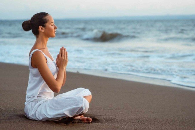 Momentos de oração promovem paz interior e atraem energias positivas, criando um ambiente de fé e proteção para um novo ciclo (Imagem: AboutLife | Shutterstock) -  (crédito: Edicase)
