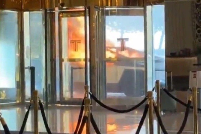 Carro explode diante do Trump International Hotel, em Las Vegas - (crédito: Reprodução) Carro explode diante do Trump International Hotel, em Las Vegas - (crédito: Reprodução)
