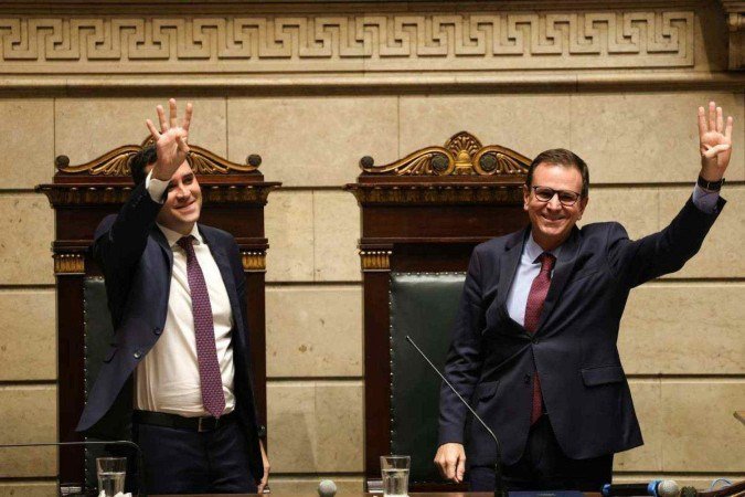 À direita, Eduardo Cavaliere, ao lado do atual prefeito Eduardo Paes, que deixa o cargo  -  (crédito: Tomaz Silva/Agência Brasil)