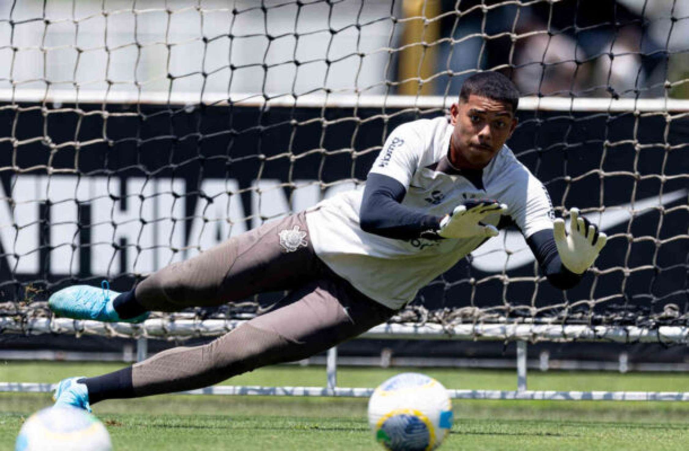 Goleiro do Corinthians na Copinha fala sobre experiências com referências do profissional