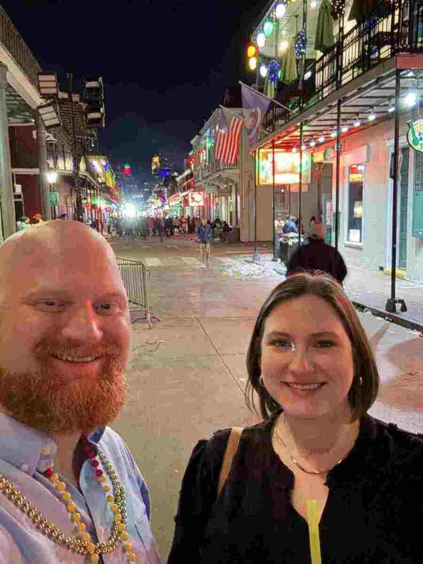 Nicole Mowrer e seu marido, Jim Mowrer, na Bourbon Street, em foto tirada cinco minutos antes do ataque 