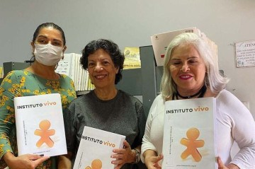 A funcionária Leona e a voluntária Mary com Noeme Rocha, uma das fundadoras da Biblioteca Dorina Nowill  -  (crédito: Bruna Pauxis)