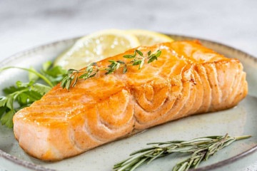 Salmão grelhado com limão e ervas (Imagem: WS-Studio | Shutterstock) -  (crédito: Edicase)