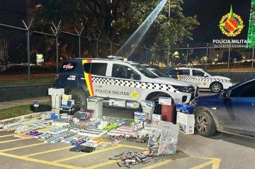Ao realizar a checagem dos documentos dos indivíduos, os policiais constataram que um deles possuía um mandado de prisão em aberto por crime de furto qualificado, - (crédito: Divulgação/PMDF) Ao realizar a checagem dos documentos dos indivíduos, os policiais constataram que um deles possuía um mandado de prisão em aberto por crime de furto qualificado, - (crédito: Divulgação/PMDF)