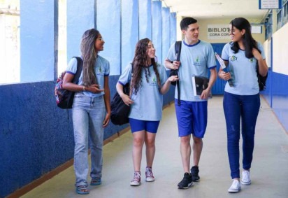 O material didático organiza o ensino de forma estruturada, estimula o pensamento crítico e se adapta às novas tecnologias, tornando o aprendizado mais dinâmico e acessível -  (crédito: Felipe de Noronha, Ascom/SEEDF.)