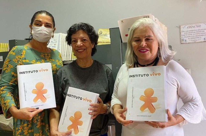 A funcionária Leona e a voluntária Mary com Noeme Rocha, uma das fundadoras da Biblioteca Dorina Nowill  -  (crédito: Bruna Pauxis)