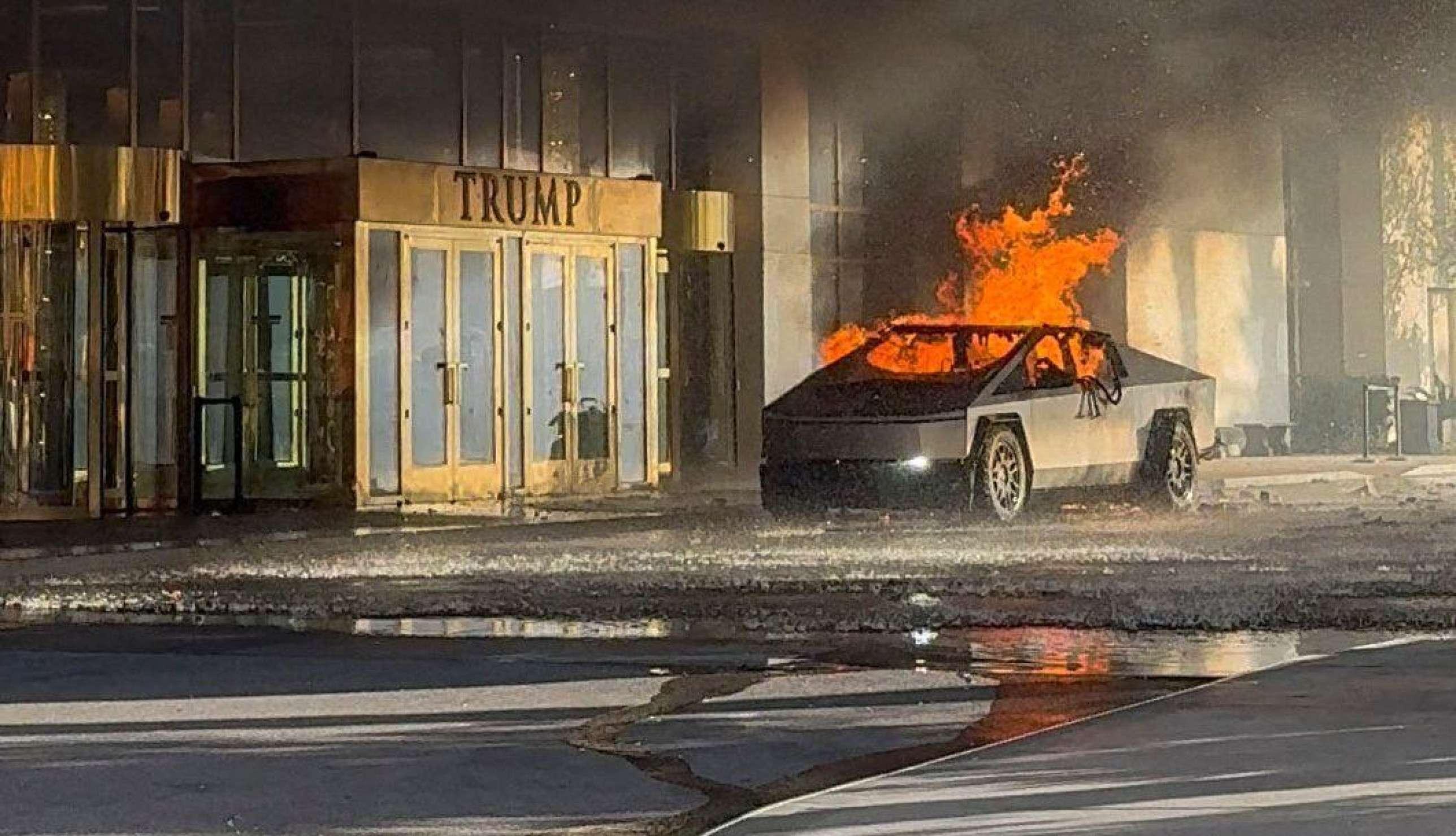 Bombeiros trabalhando no Tesla Cybertruck que pegou fogo na entrada da Trump Tower em Las Vegas -  (crédito: Ronda Churchill/Reuters)