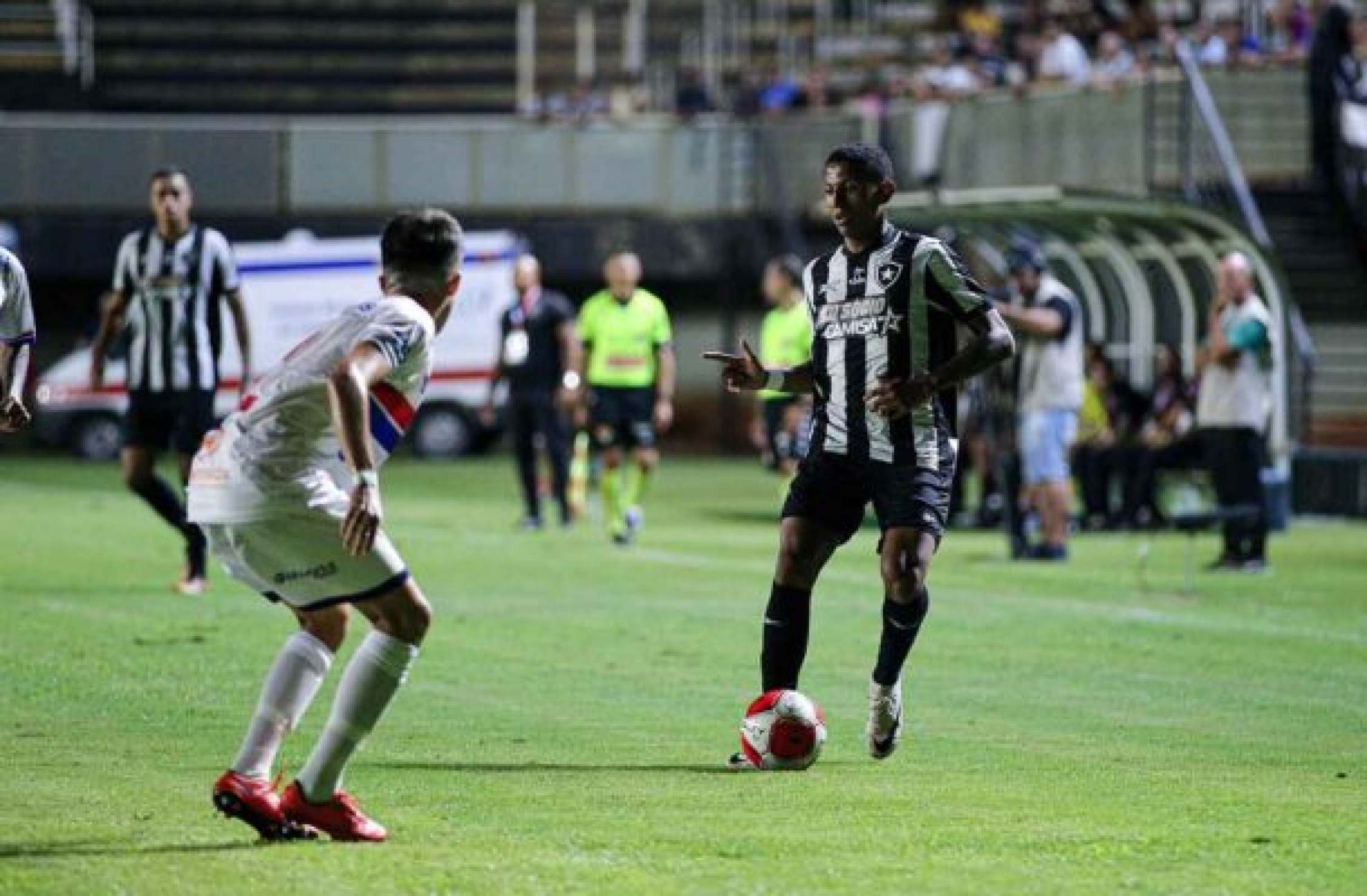 Mesmo com erro da arbitragem, Botafogo vira diante do Fast e vence na estreia da Copinha