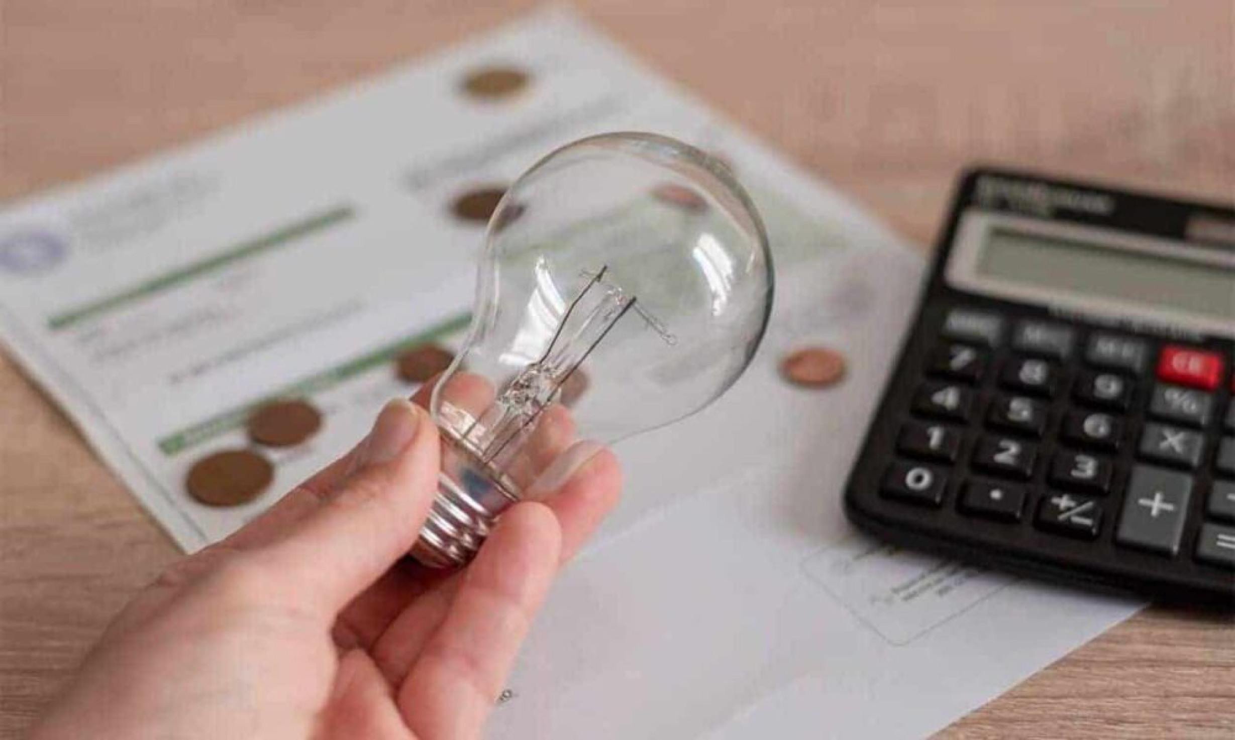 Em julho, manteve-se a bandeira tarifária vermelha patamar 1, vigente desde junho, que adiciona R$4,46 na conta de luz a cada 100 KWh consumidos -  (crédito: Mercado Hoje)