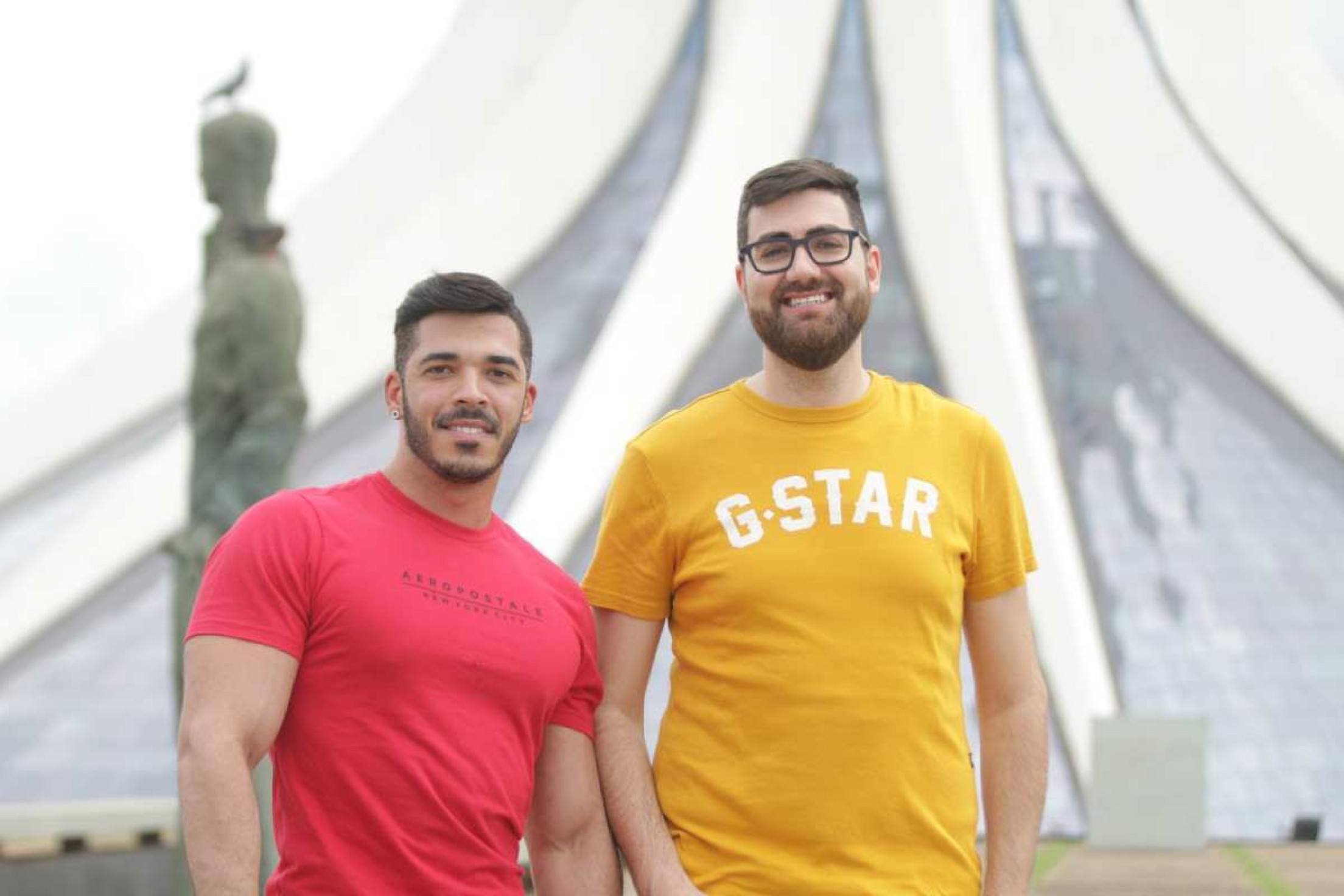 O canadense Julien Bouchard (de amarelo) trouxe o amigo pernambucano Charles para conhecer Brasília